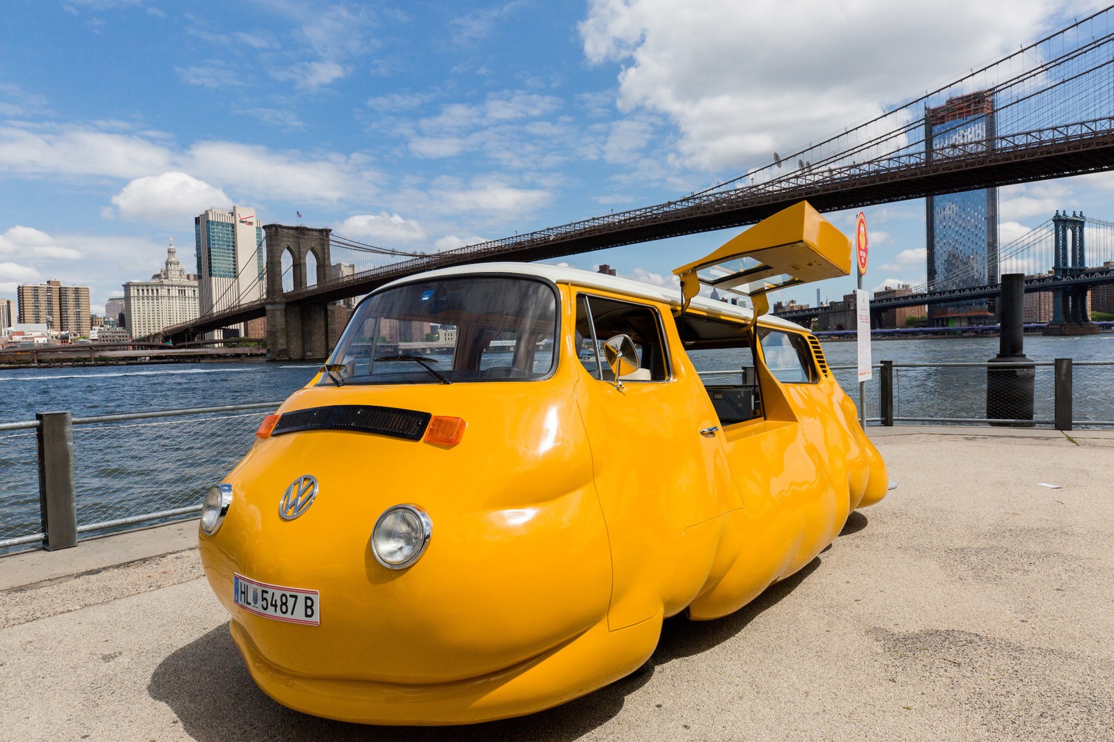 Erwin Wurm: Hot Dog Bus, 2018