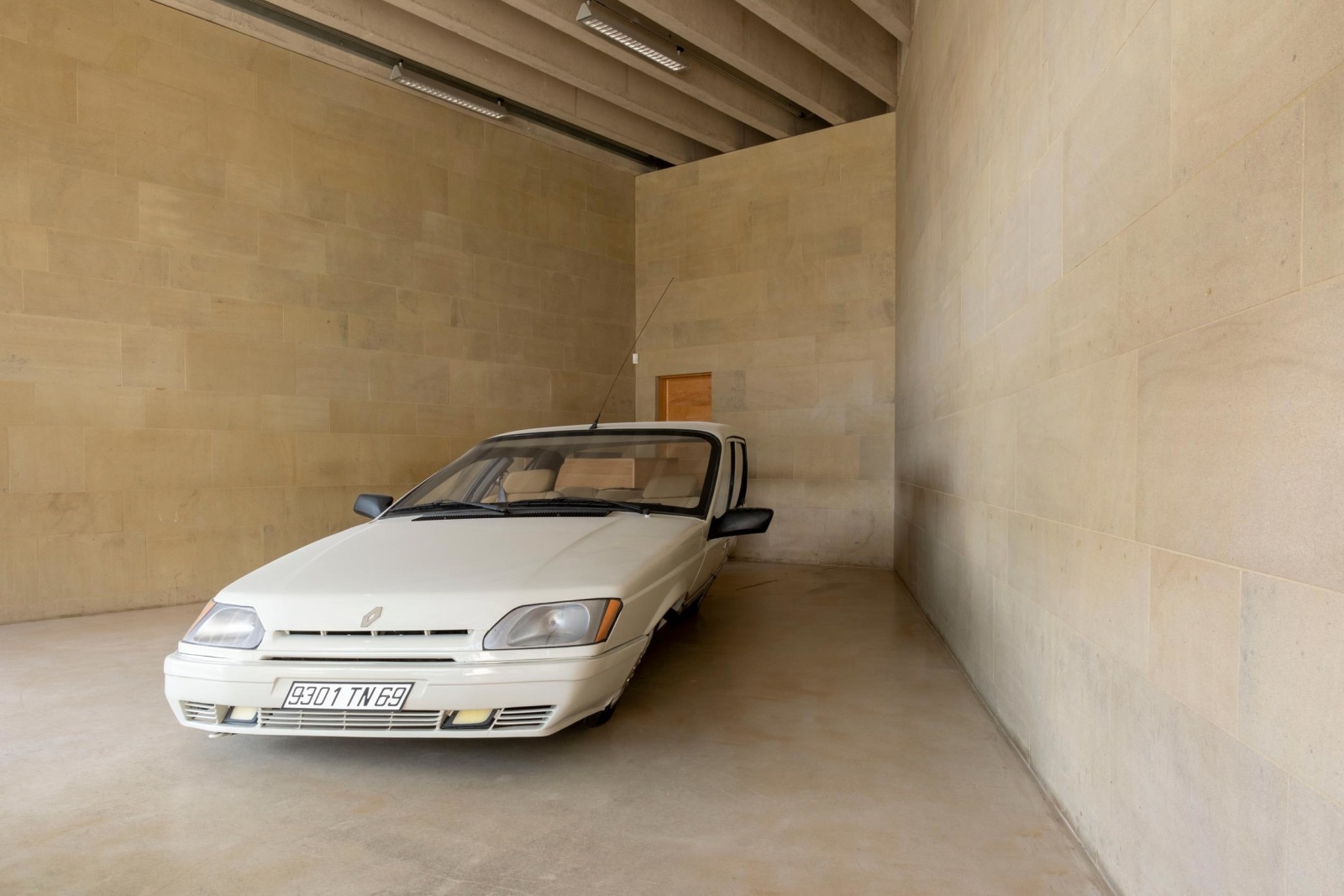 Erwin Wurm: Trap of the Truth, Installation view