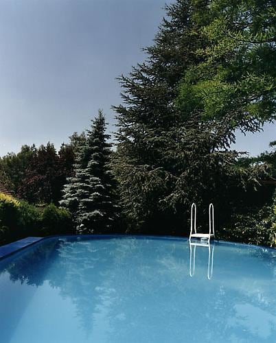 JUERGEN TELLER Blauer swimming pool, Bubenreuth, 1998