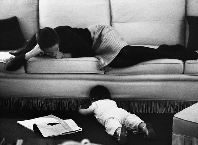 YUL BRYNNER Doris with her daughter Victoria, Switzerland, 1963