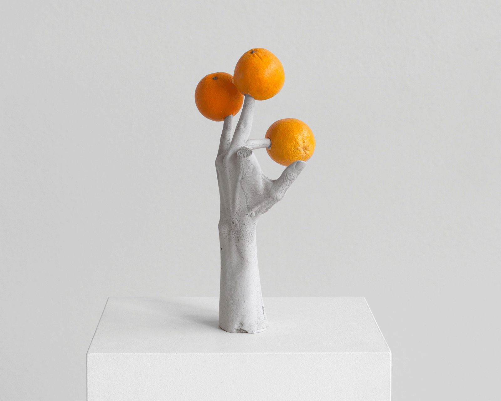 ERWIN WURM, One Minute forever (hands/fruits), 2019