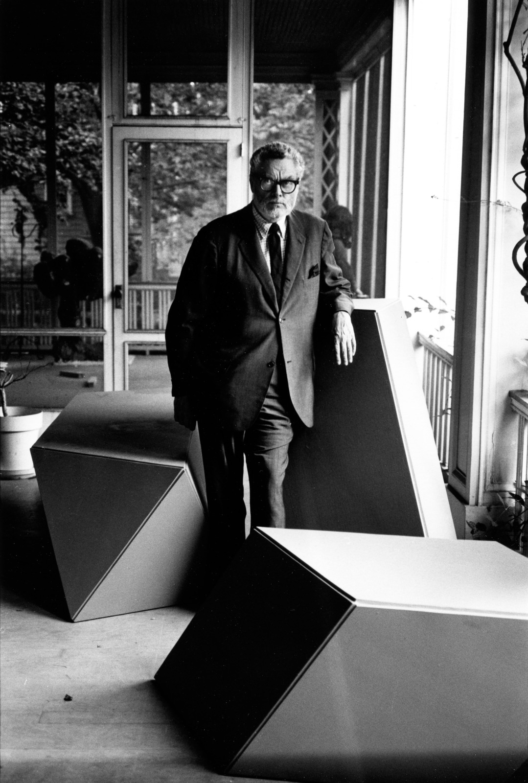 Tony Smith with plywood mock-up, 1967. Photo David Gahr
