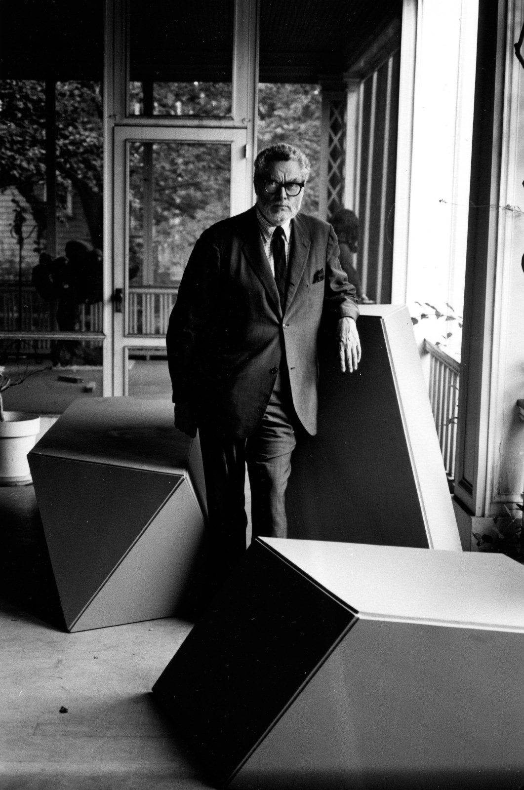Tony Smith with&amp;nbsp;Wandering Rocks, 1967
Photo David Gahr