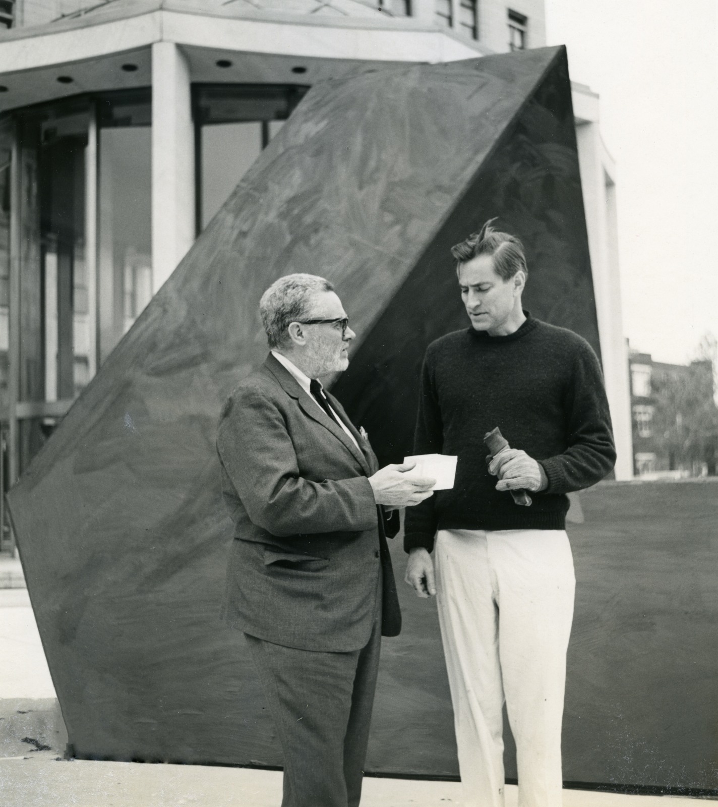 Tony Smith: Two Exhibition of Sculpture,&amp;nbsp;Wadsworth Atheneum Museum of Art, 1966&amp;ndash;67
Tony Smith and Sam Wagstaff
Photo Edward Saxe

&amp;nbsp;