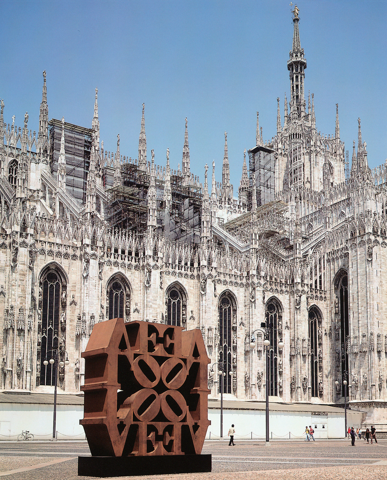 Indiana&amp;rsquo;s&amp;nbsp;LOVE Wall&amp;nbsp;(1966) installed outside the cathedral in Milan, Italy, 2008