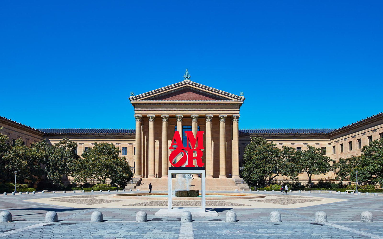 Indiana&amp;rsquo;s sculpture AMOR (1998) installed outside the Philadelphia Museum of Art in September 2015, on the occasion of the visit of Pope Francis I to Philadelphia. Photo: Courtesy of Tom Powel Imaging