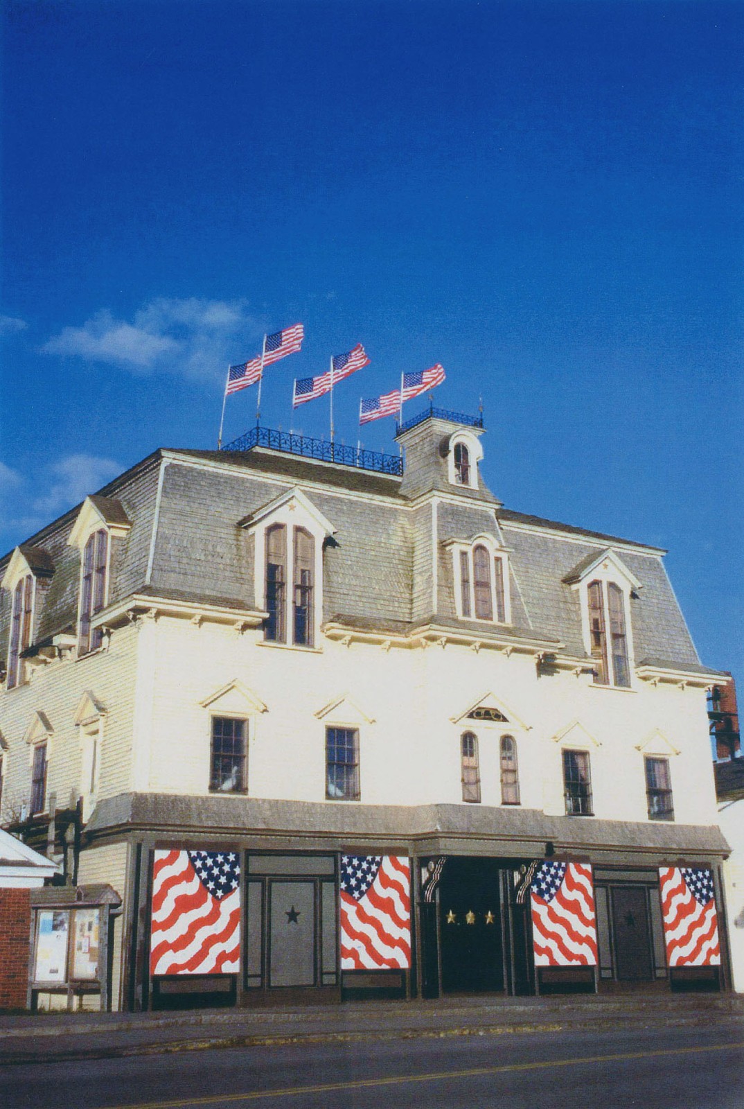 The Star of Hope in 2002, showing the American flags that Indiana painted on the boarded-up ground-floor windows and the flags he installed along the rooftop after September 11, 2001. Image courtesy of Dennis and Diana Griggs