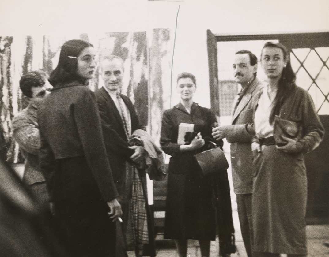 1959 &nbsp;At right with Yvonne Rainer. Marisol, Milton Resnick and Herman Cherry at left. Photo by Walter Silver, courtesy of New York Public Library.