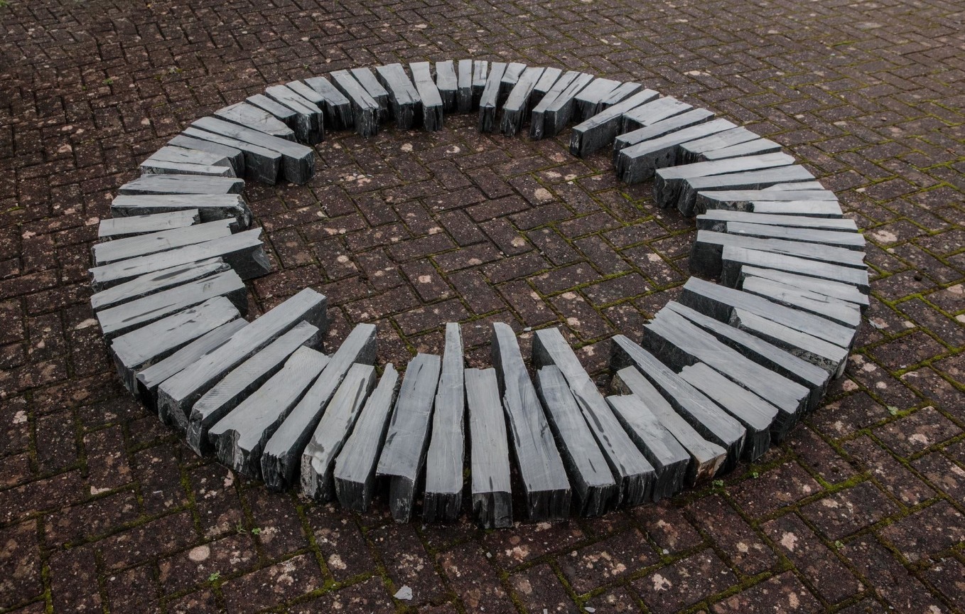 , RICHARD LONG (理查德 朗), &nbsp;Hong Kong Circle, 2015, slate stones, 84 x 84 in. (diameter)&nbsp;