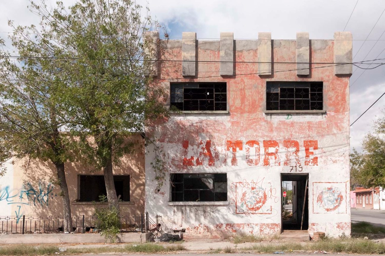 TERESA MARGOLLES, Esta finca no será demolida (Ciudad Juárez, Mexico), 2019