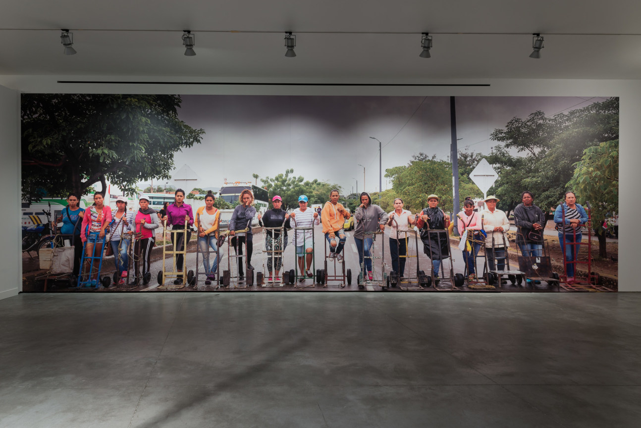 TERESA MARGOLLES, Carretilleras sobre el Puente Internacional Sim&oacute;n Bol&iacute;var,&nbsp;Colombia-Venezuela&nbsp;(Women handcart porters on the Sim&oacute;n Bol&iacute;var International Bridge,&nbsp;Colombia-Venezuela)