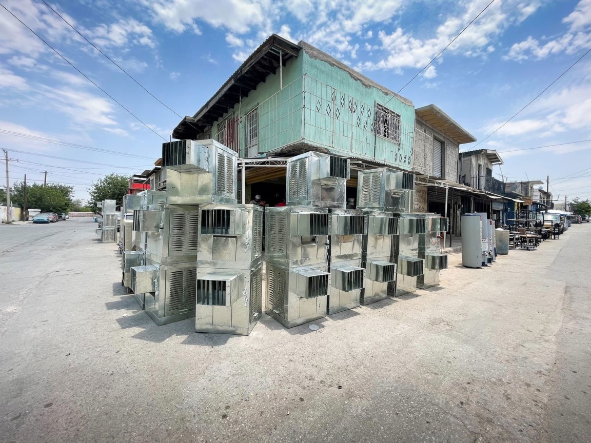 Air Conditioners in the open-air market Los Herrajeros, La Chave&ntilde;a neighborhood, Ciudad Ju&aacute;rez, Mexico. Courtesy of the artist. Photo: Citlali Cruz.