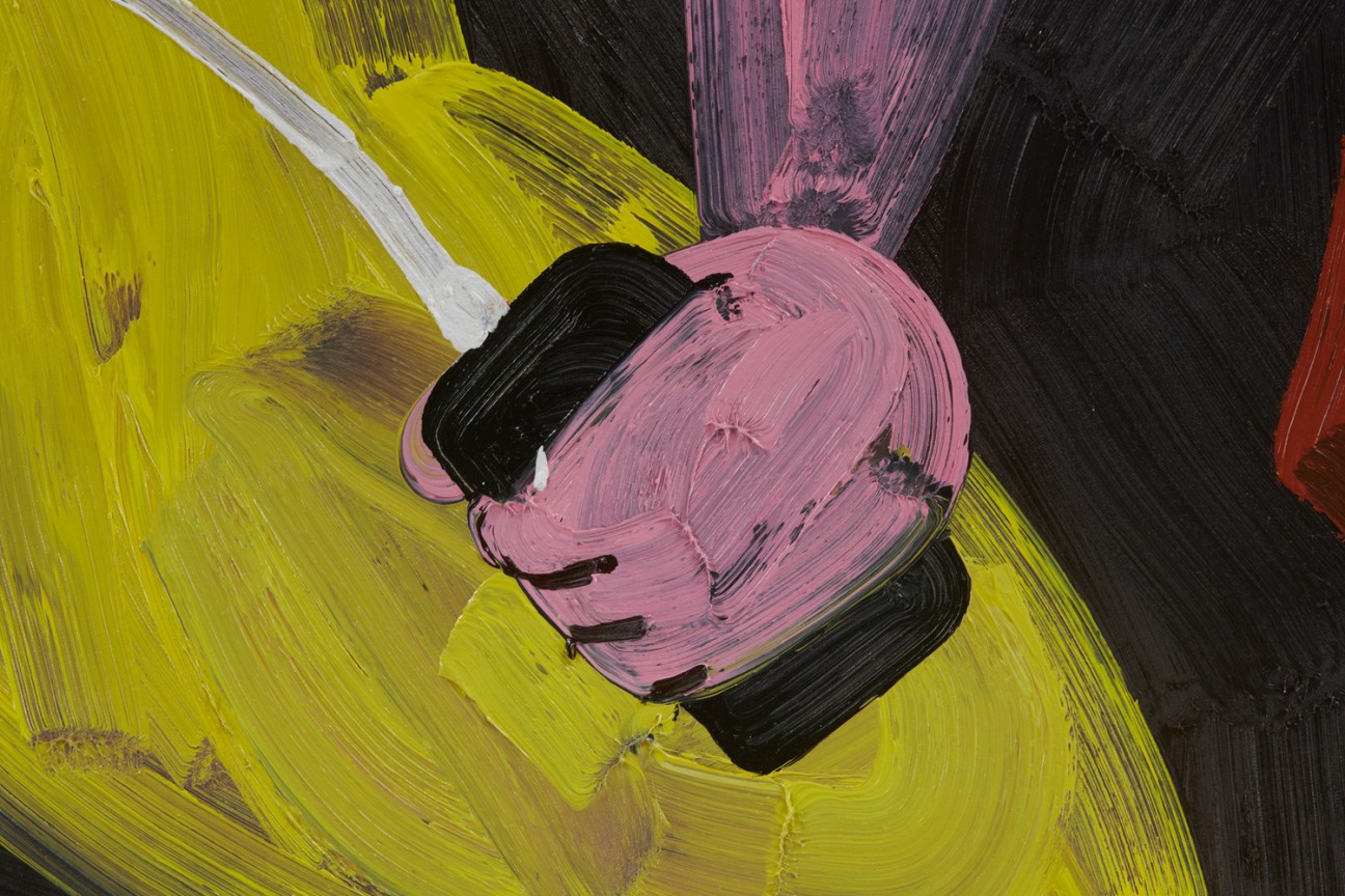 hand holding a phone