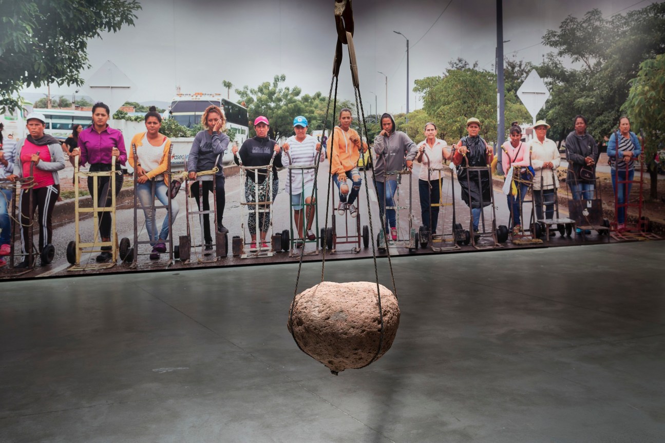 TERESA MARGOLLES, Carretilleras sobre el Puente Internacional Sim&oacute;n Bol&iacute;var,&nbsp;Colombia-Venezuela (Women handcart porters on the Sim&oacute;n Bol&iacute;var International Bridge, Colombia-Venezuela)
