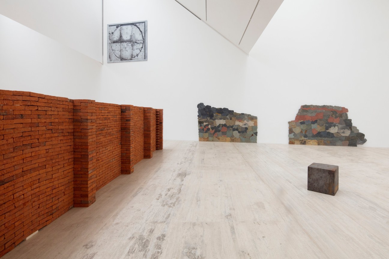 TERESA MARGOLLES 1 tonelada de escombro. Calle Santos Degollado, Ciudad Ju&aacute;rez. 2010, 2019