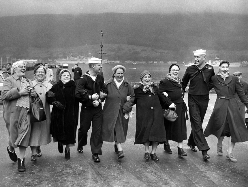 Harry Benson, American Soldiers and Glasgow Housewives, Glasgow, Scotland, 1961