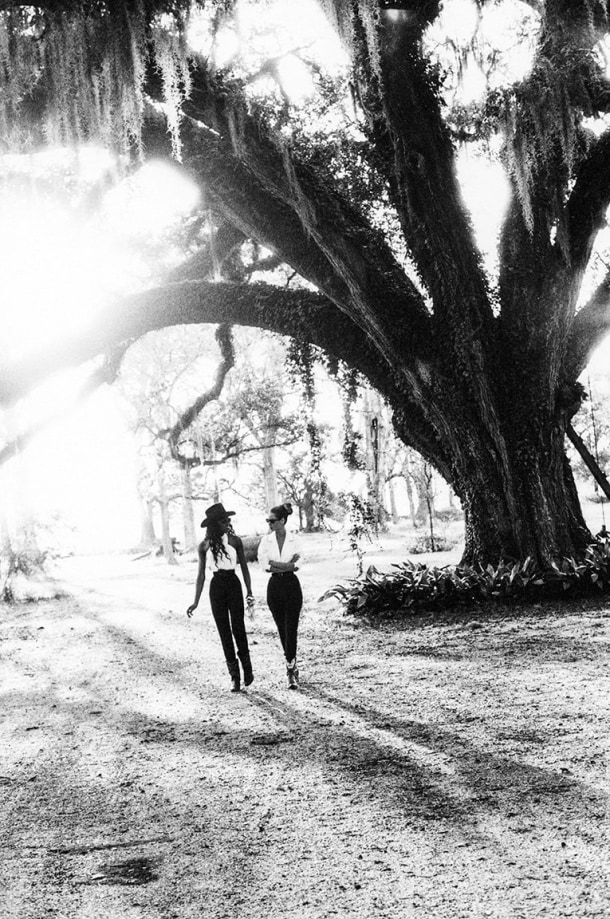 Arthur Elgort, Naomi Campbell and Christy Turlington, Parlange Plantation on False River, New Orleans, LA, VOGUE, 1992