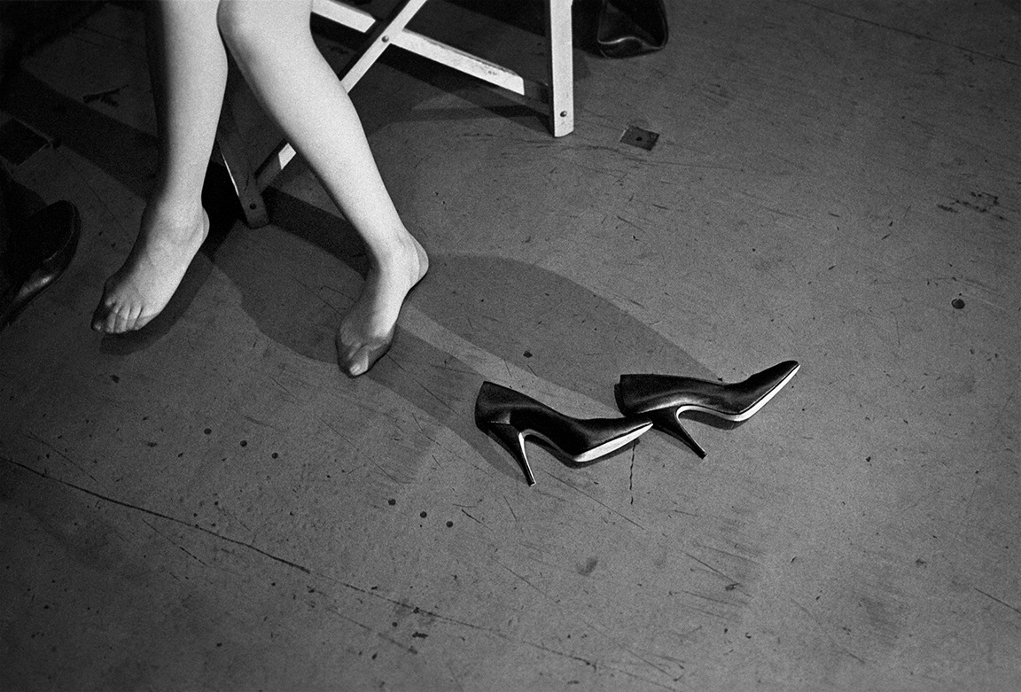 Bob Willoughby, Judy Garland Kicks Off Her Shoes on the Set of &#039;I Could Go On Singing&#039;, 1962