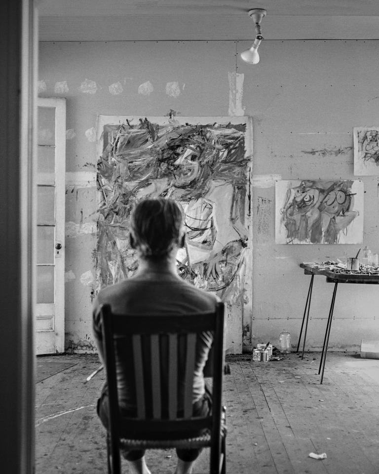 Tony Vaccaro, Willem de Kooning in his studio at Castelli's, Georgica, East Hampton, 1953