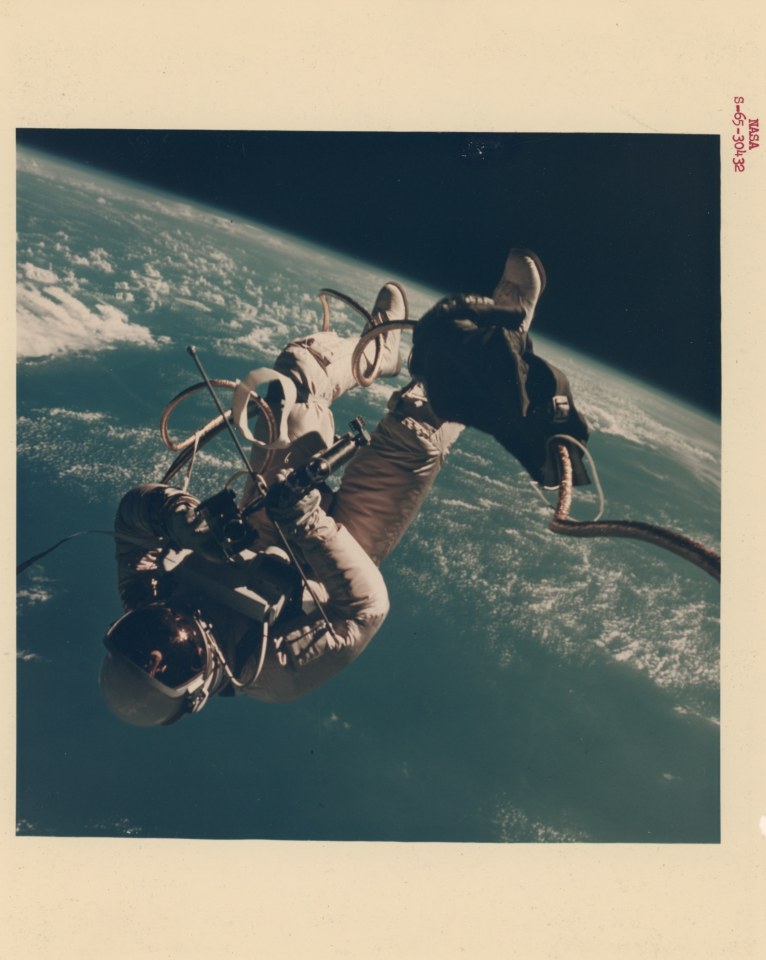 JAMES MCDIVITT (AMERICAN, 1929-2022) - THE FIRST UNITED STATES SPACE WALK &ndash; GEMINI 4