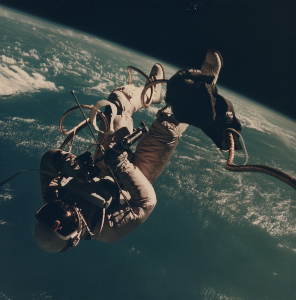 JAMES MCDIVITT (AMERICAN, 1929-2022) - THE FIRST UNITED STATES SPACE WALK &ndash; GEMINI 4