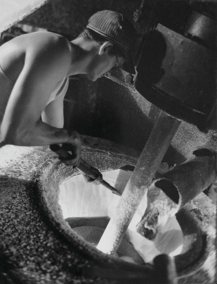 Harold Haliday Costain, Cleaning the Centrifugal, Avery Island, Louisiana, 1934. A worker reaches into the machine.