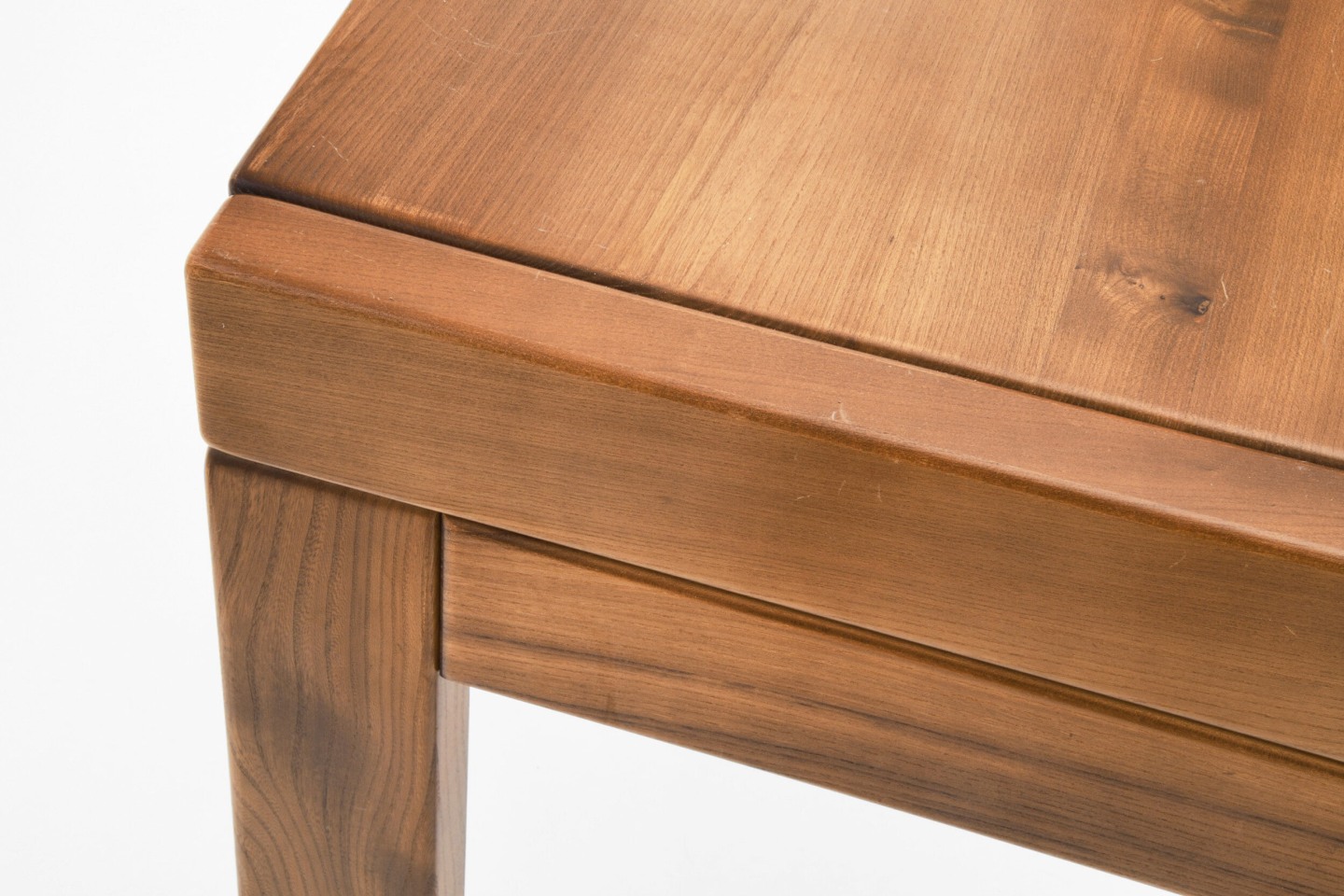 Maison Regain's desk top detail