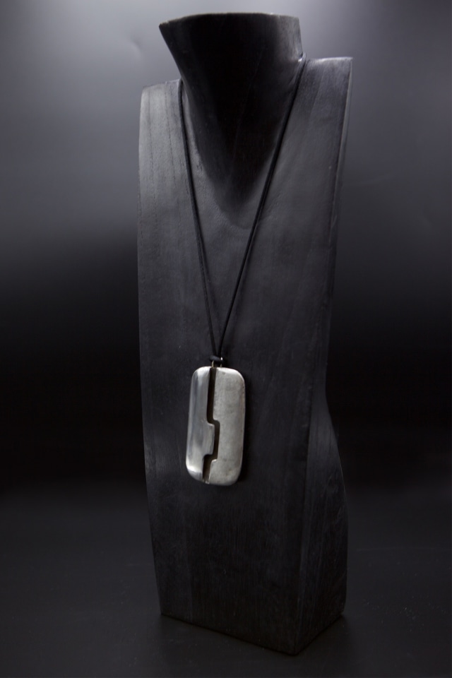 Alain Douillard's pendant diagonal vertical view