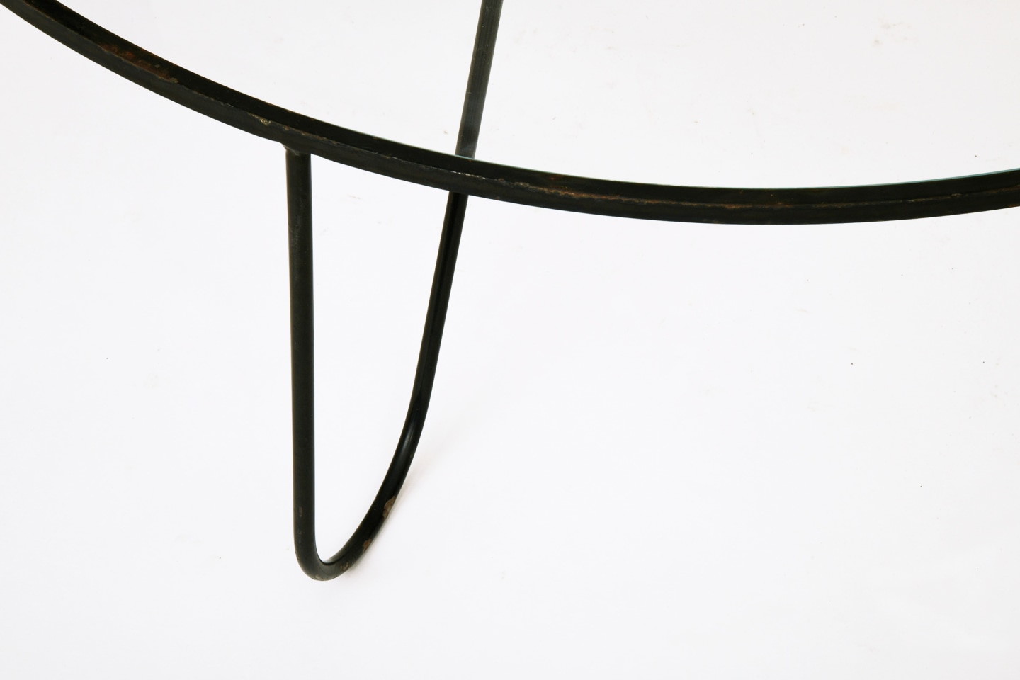 Mathieu Mategot's &quot;Bellevue&quot; table, detailed view of metal frame