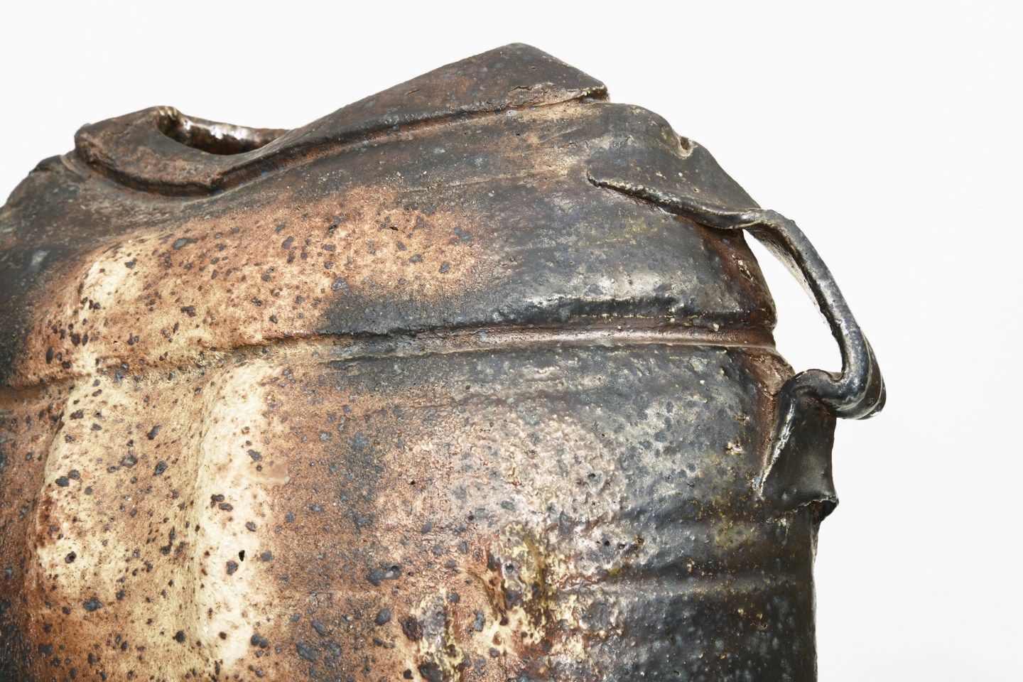 R&eacute;mi Bonhert's ceramic vase, detailed view