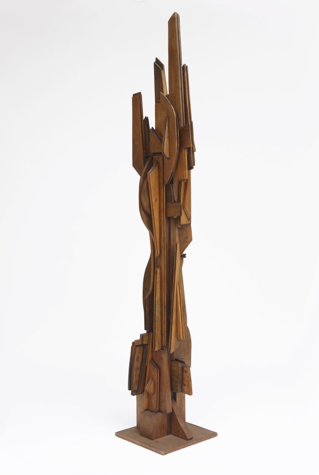 Ricardo Santamaria large wooden sculpture, full diagonal view