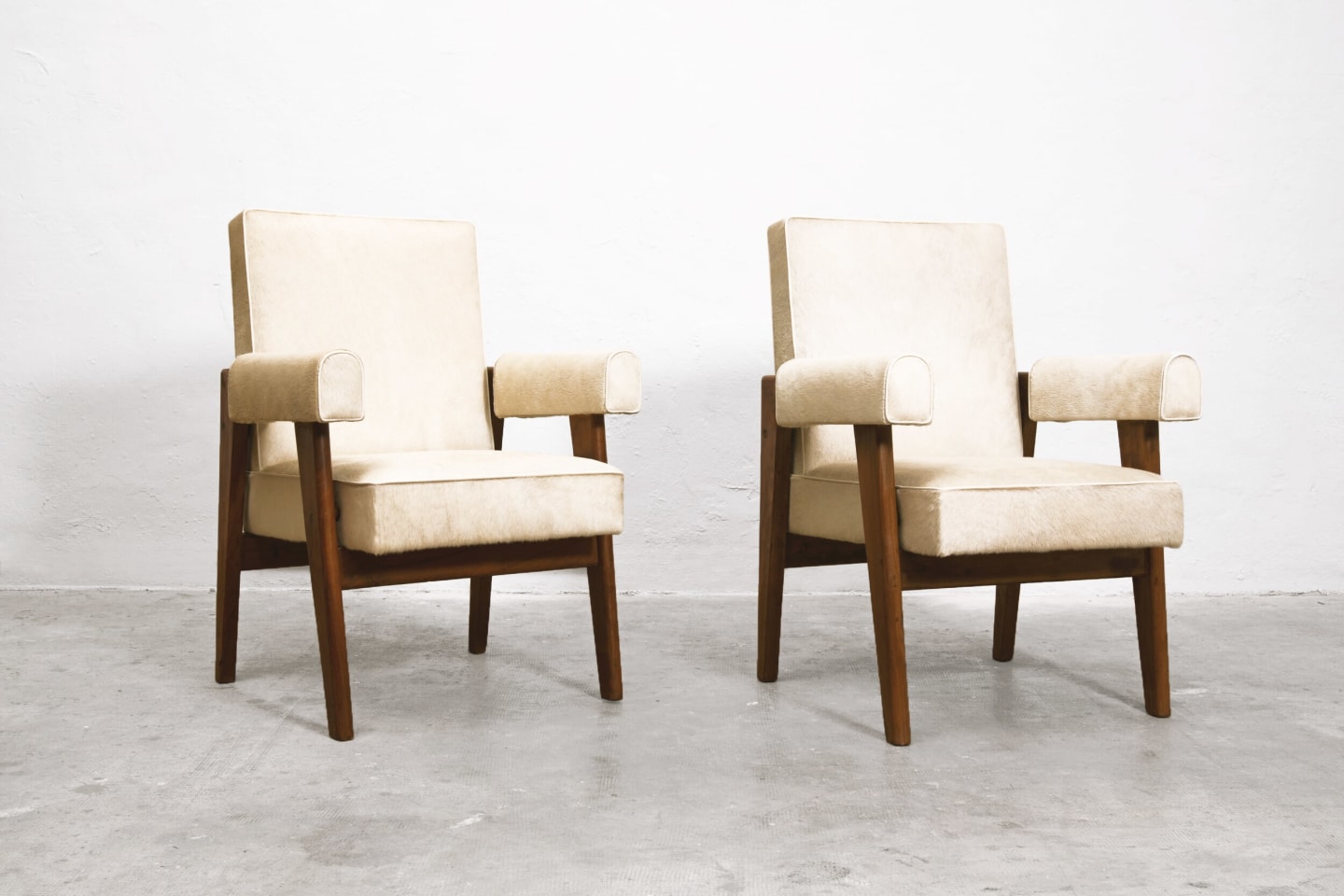 Le Corbusier, Pierre Jeanneret &amp; Jeet Lal Malhotra's &quot;Advocate and Press&quot; armchairs, front diagonal views