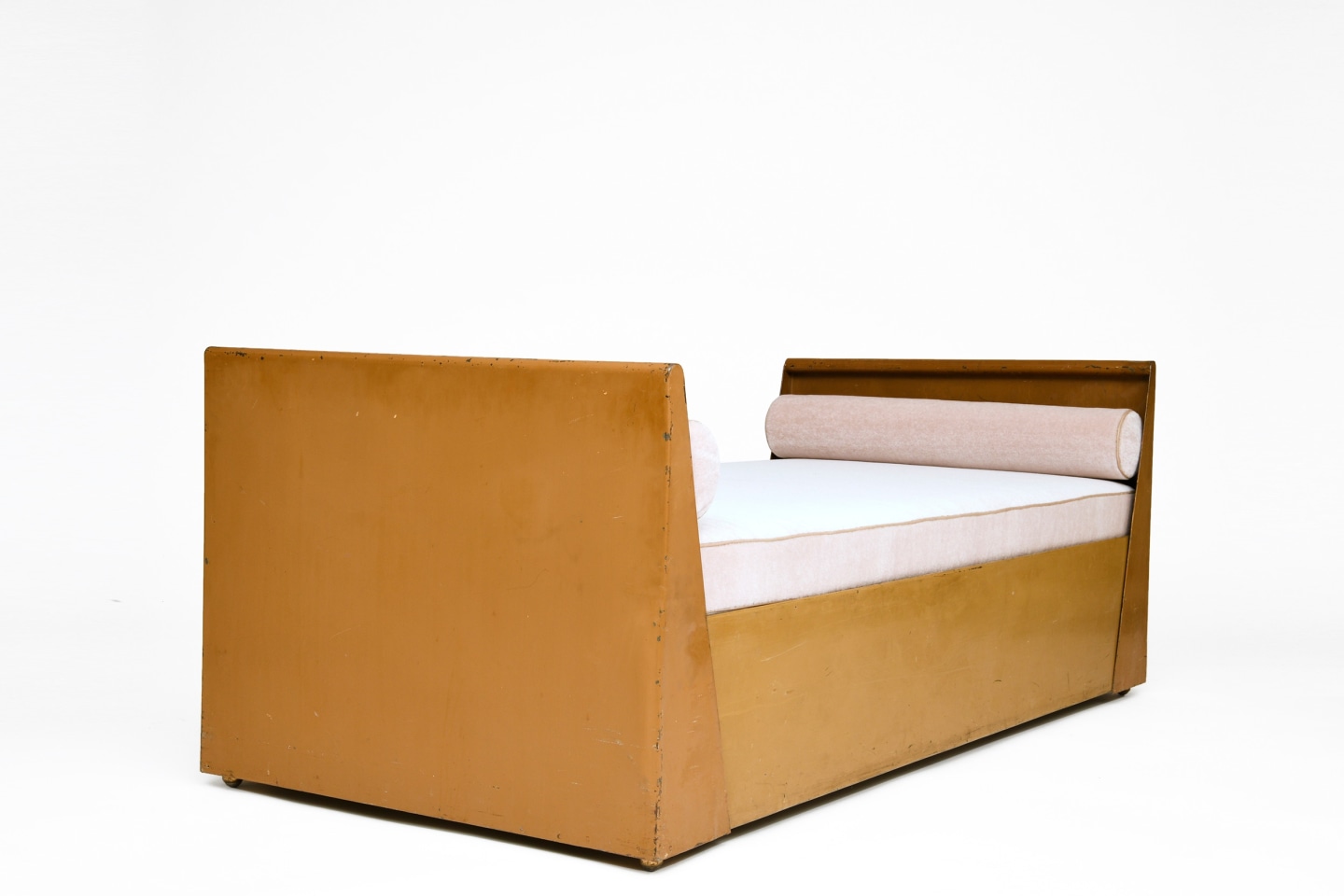 Ren&eacute; Prou's daybed, full diagonal view