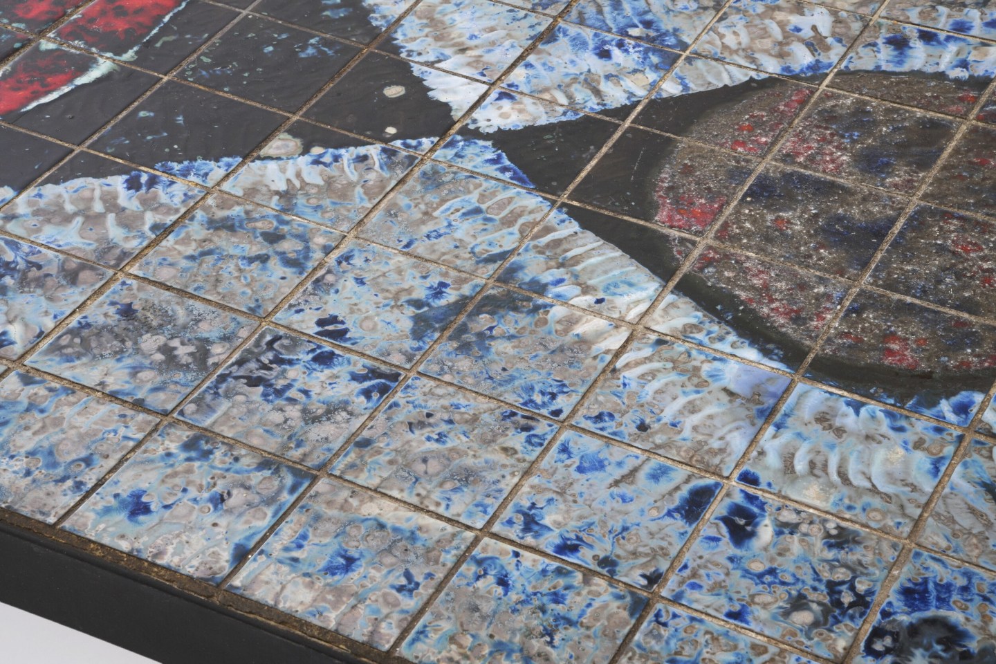 Baty's ceramic coffee table, detailed diagonal view of table top