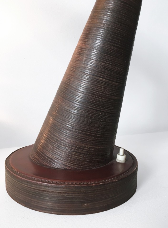 Andr&eacute; Dallioux's table lamp detailed view of base
