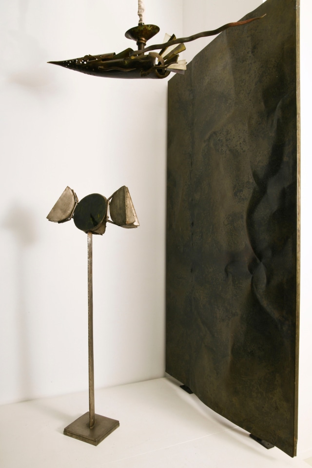 Philolaos Tloupas' sculpture psych&eacute; (1963), Michel Kiriliuk sculptural ceiling lamp (c. 1975-80), Pierre Sabatier's &quot;Verticale M&quot; wall sculpture (c. 1999)