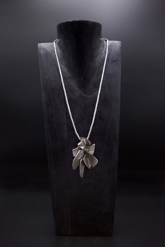 Alicia Penalba's necklace, full view of necklace