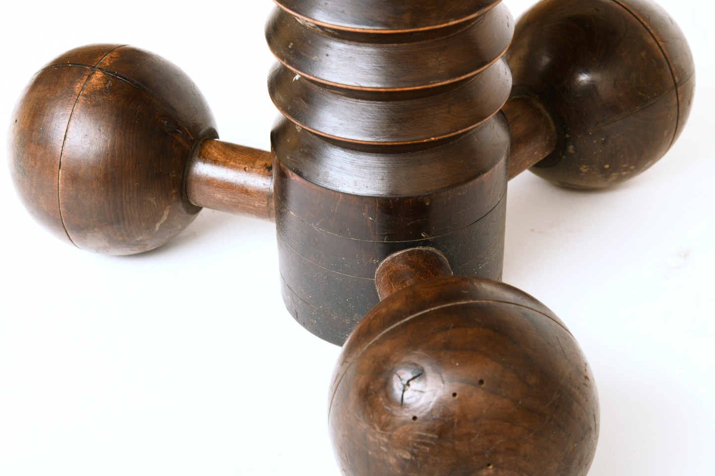 Charles Dudouyt's pedestal table, detailed view of base and feet