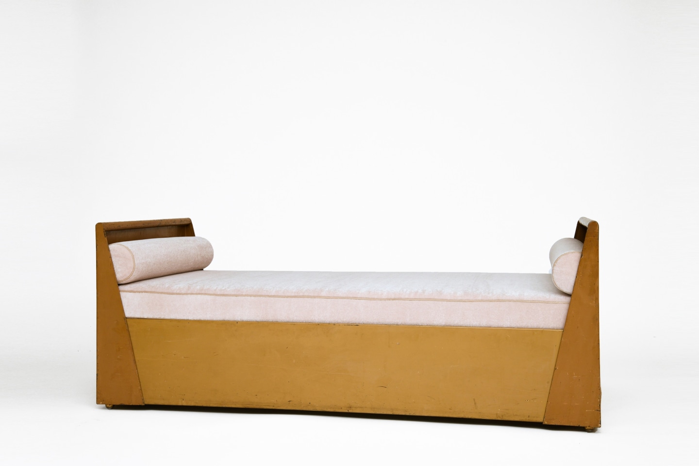Ren&eacute; Prou's daybed, full diagonal view
