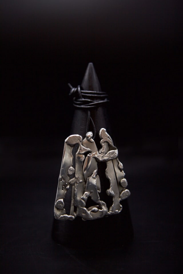 Albert Feraud's pendant straight view