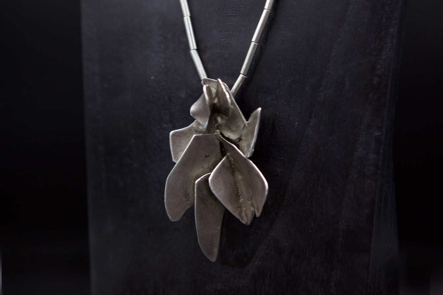 Alicia Penalba's necklace, close up view of pendant