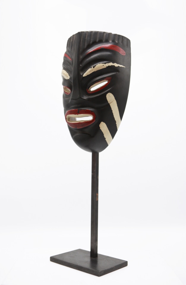 Jaque Sagan's ceramic mask, diagonal side view