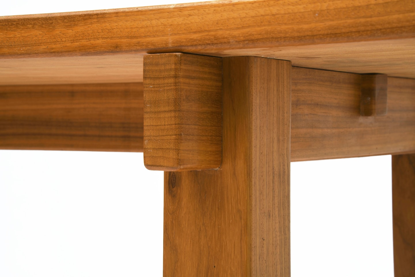 Charlotte Perriand's dining table, detailed view of legs