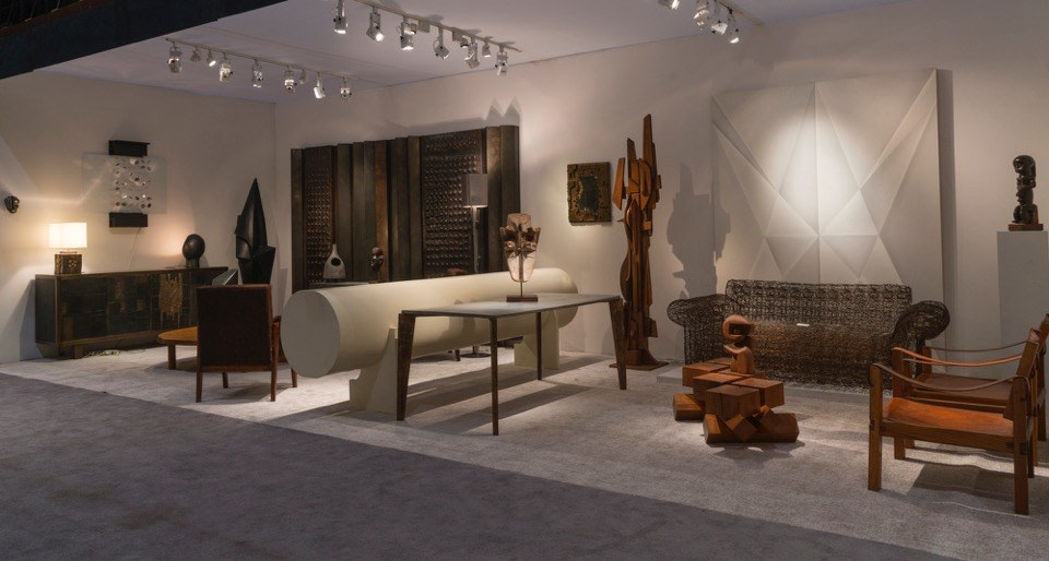 Side installation of booth