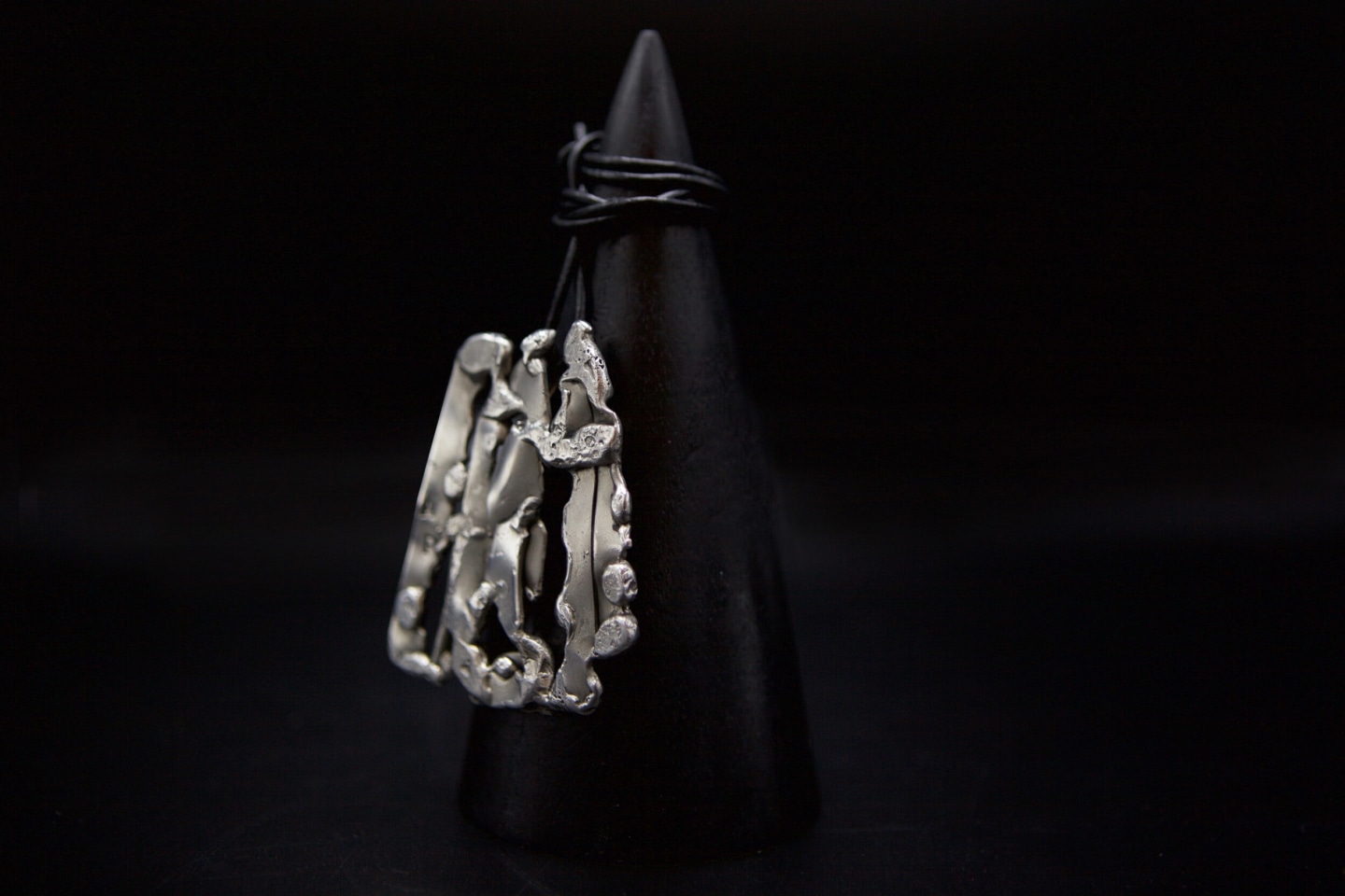 Albert Feraud's pendant diagonal view