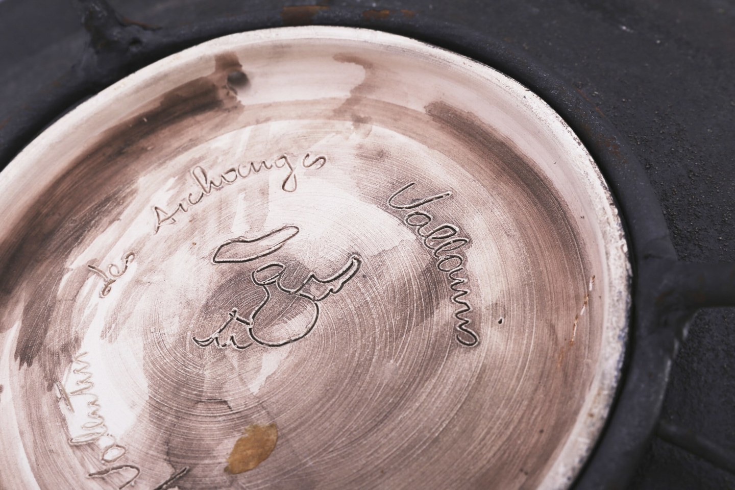 Les Archanges' side table detailed view of signature underneath ceramic plate