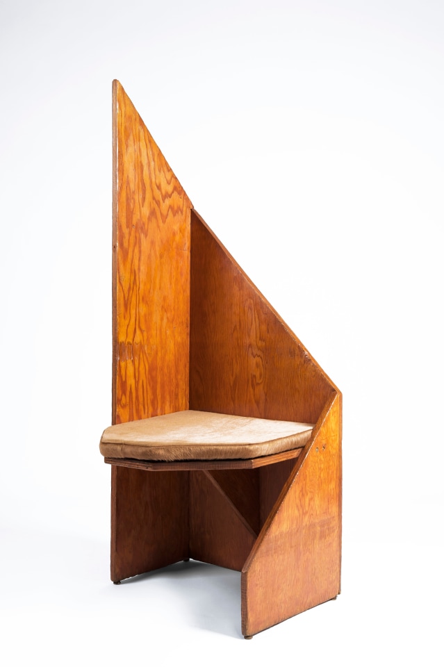 Herv&eacute; Baley's large chair side view