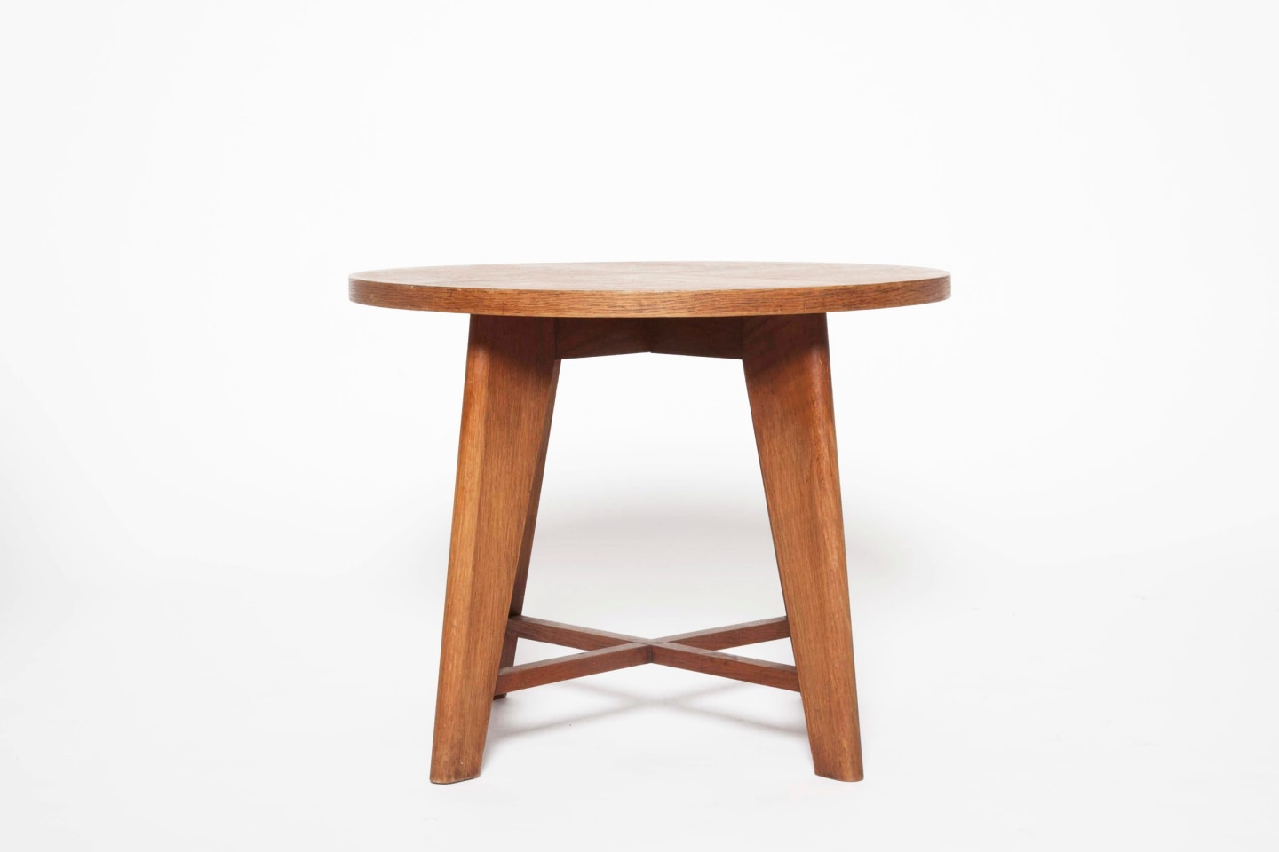 Ren&eacute; Gabriel's pedestal table front eye-level view