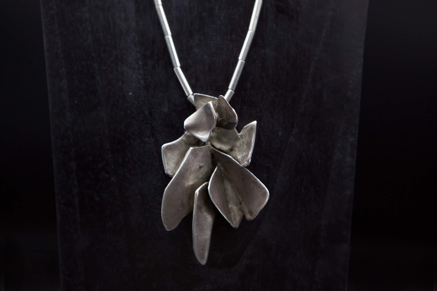 Alicia Penalba's necklace, close up view of pendant