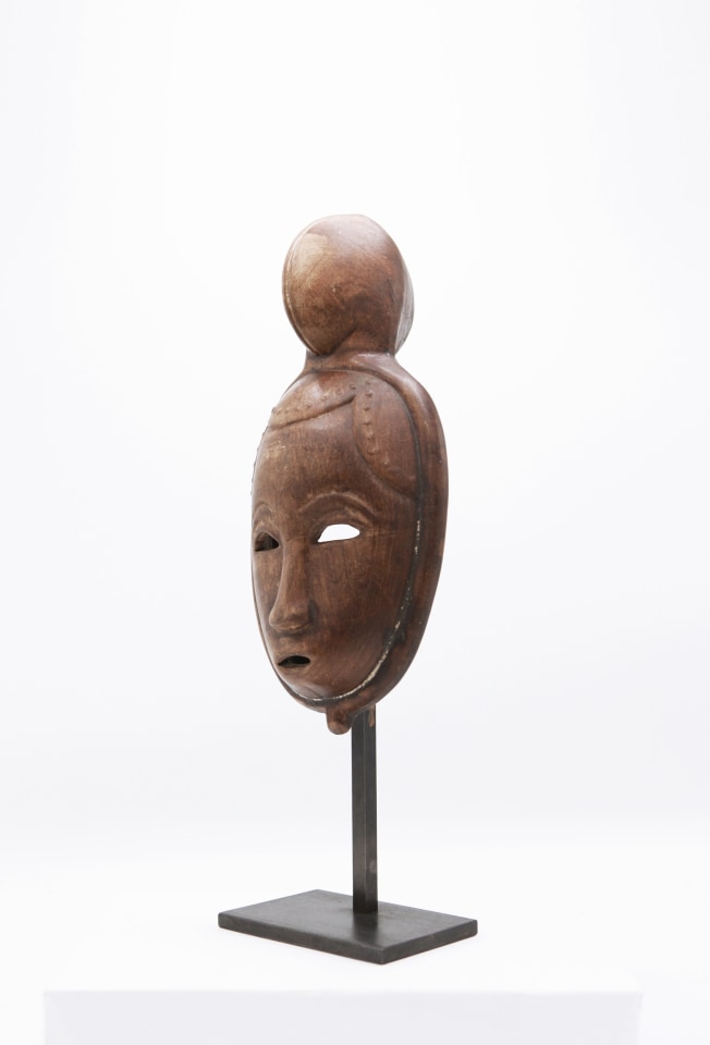 Jaque Sagan's ceramic mask, full diagonal view